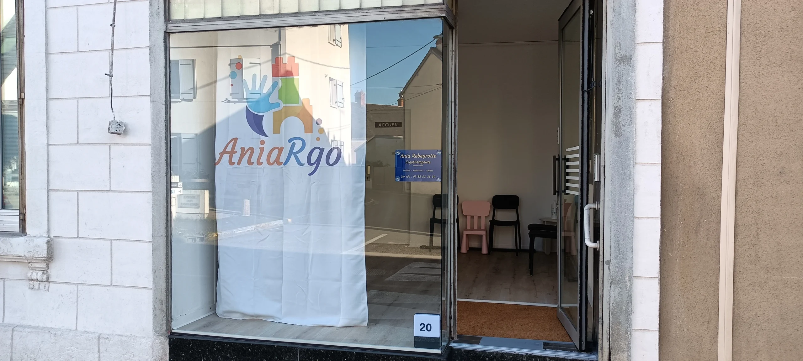 Vitrine et porte ouverte