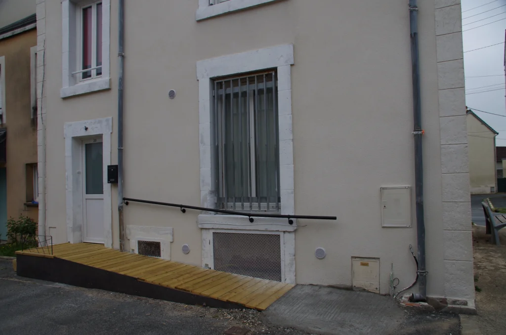 Accès rampe à l'arrière du batiment