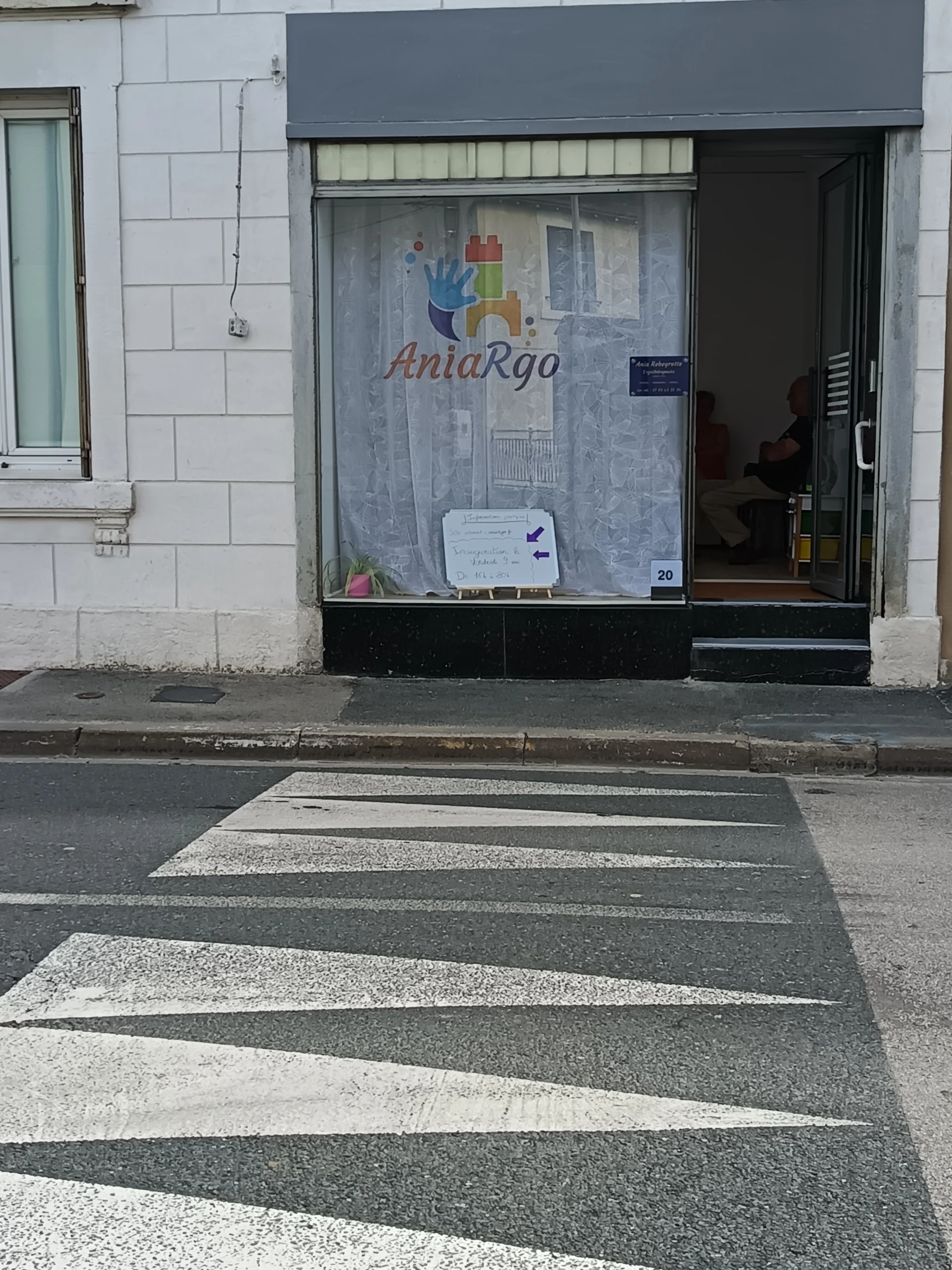 Vitrine et porte ouverte