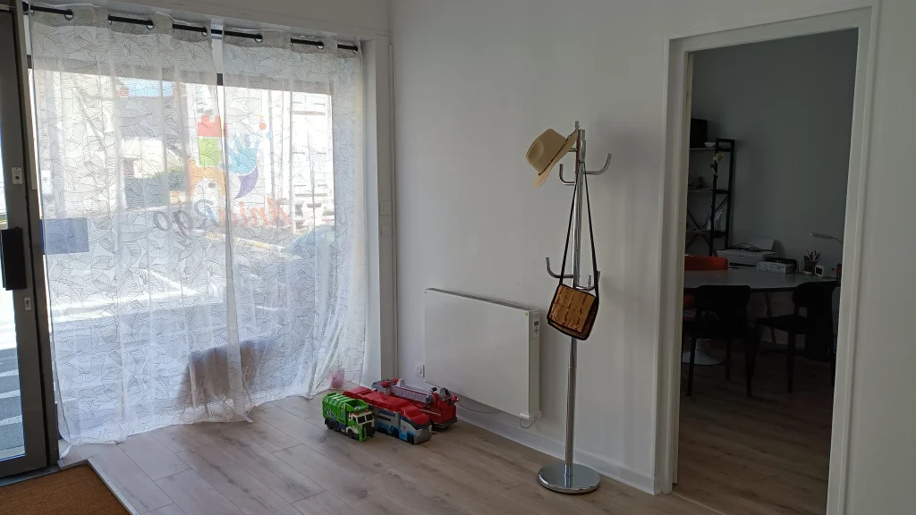 Salle d'attente - Vitrine et bureau